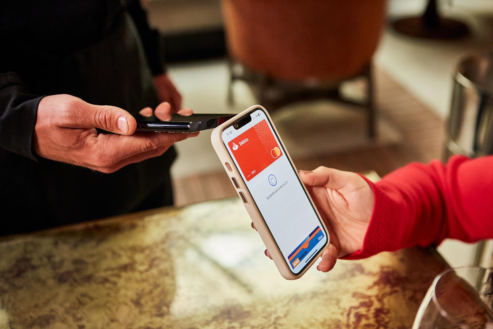 Pago con móvil y TPV Tap on phone en un restaurante